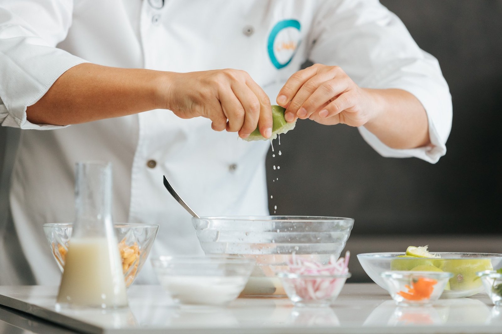 Añadiendo limón y ají